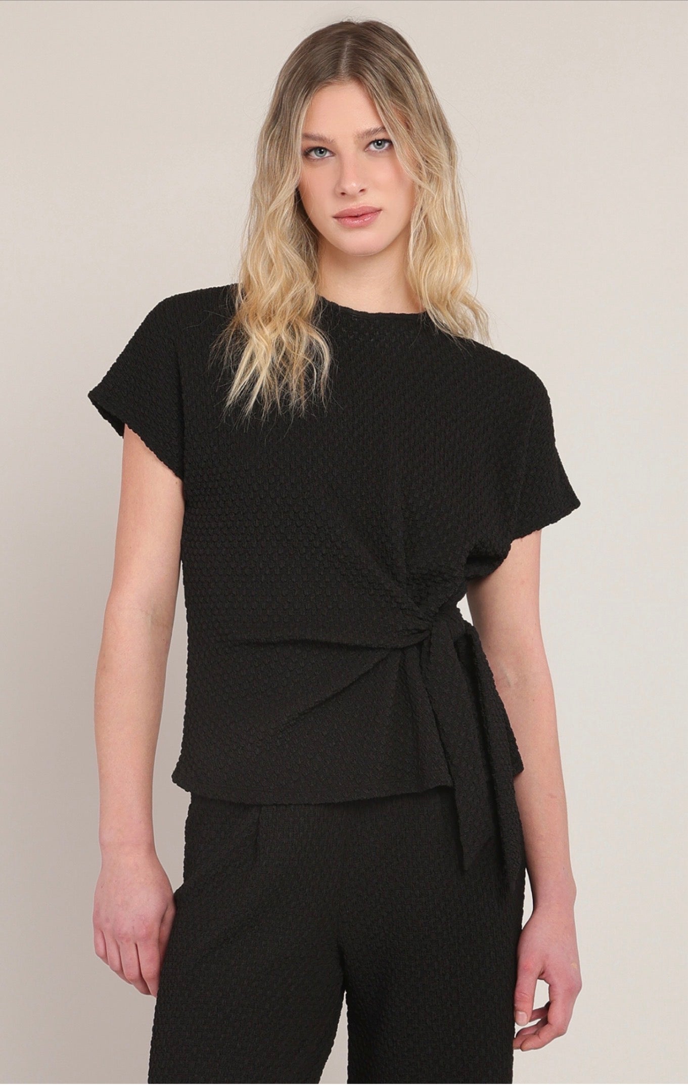 Room 34 Textured Knot Top Black