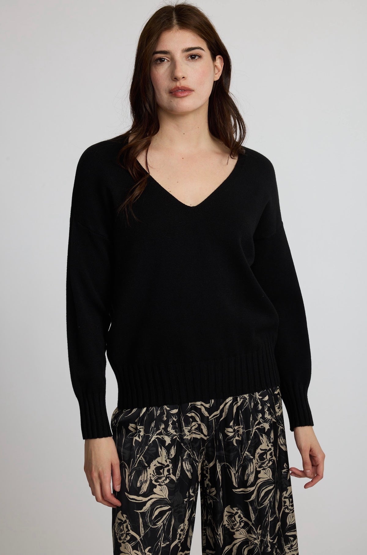 Pistache Ribbed Trim V-Neck Sweater Black