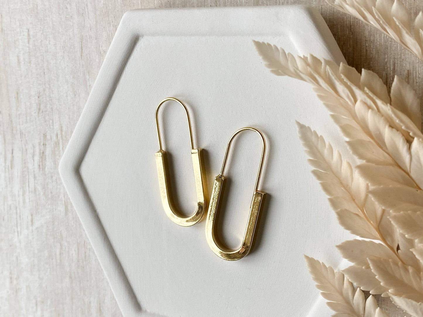 Agaveh Girl Minimalist Hoop Earrings